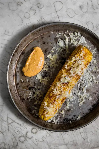 Izgara mısır. Geleneksel mutfak Tel Aviv.