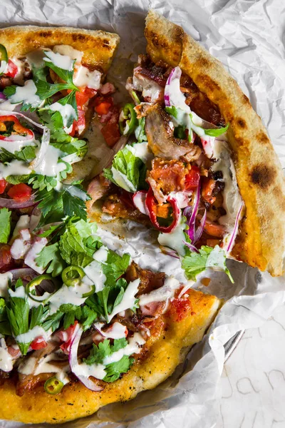 Kavrulmuş sebze ve feta ile Lahmajong. Geleneksel Tel Aviv mutfağı.