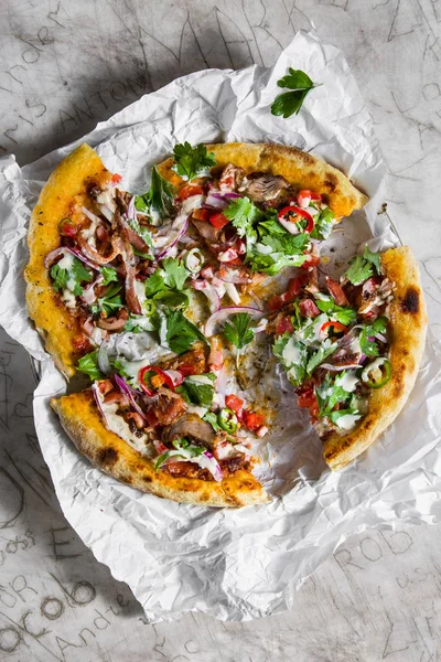 Kavrulmuş sebze ve feta ile Lahmajong. Geleneksel Tel Aviv mutfağı.