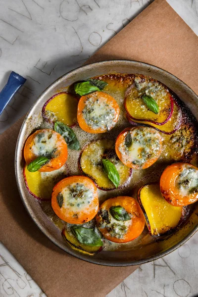 Tatlı soslu pişmiş meyveler. Geleneksel mutfak Tel Aviv.