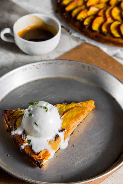 Meyve li ve dondurmalı tart. Geleneksel mutfak Tel Aviv.