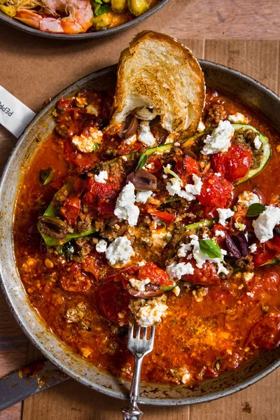 Zeytin ve peynirli kabak. Geleneksel mutfak Tel Aviv.