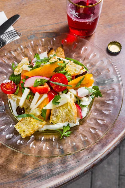 Krutonlu taze sebze salatası. Geleneksel mutfak Tel Aviv.