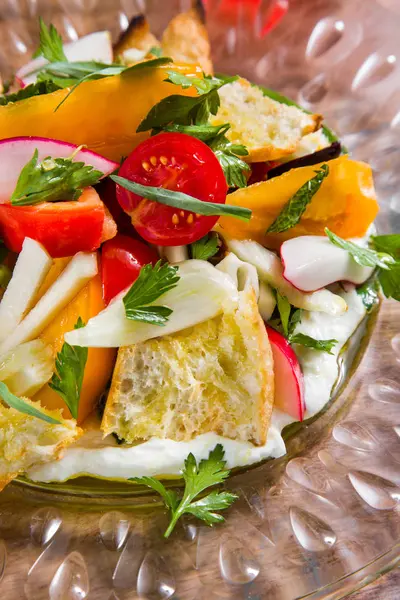 Krutonlu taze sebze salatası. Geleneksel mutfak Tel Aviv.