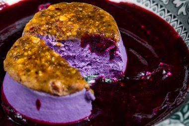 Yaban mersini dondurma. Geleneksel mutfak Tel Aviv.