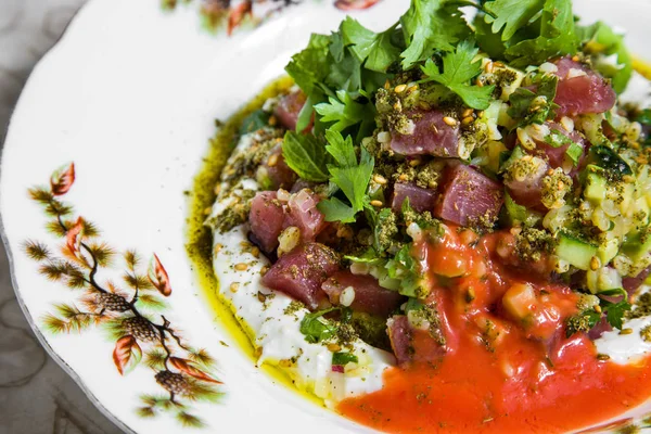 Sebzeli ton balığı salatası. Geleneksel mutfak Tel Aviv.