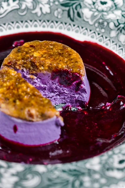 Yaban mersini dondurma. Geleneksel mutfak Tel Aviv.