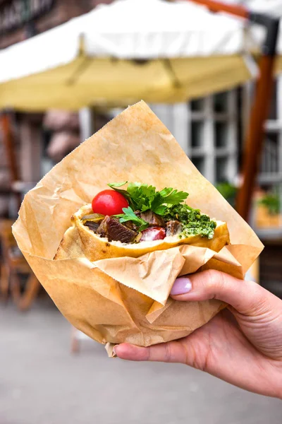 Sığır eti ve sebzeli pide. Geleneksel mutfak Tel Aviv.