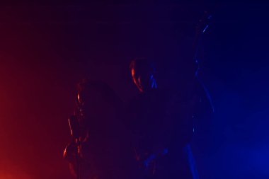 Sahnede bir caz şarkıcısı sahne alıyor. Afro.