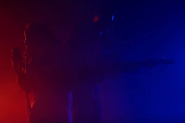 Sahnede bir caz şarkıcısı sahne alıyor. Afro.