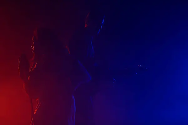 Sahnede bir caz şarkıcısı sahne alıyor. Afro.