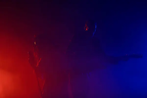 Sahnede bir caz şarkıcısı sahne alıyor. Afro.