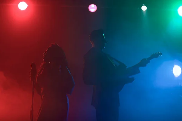 Sahnede bir caz şarkıcısı sahne alıyor. Afro.