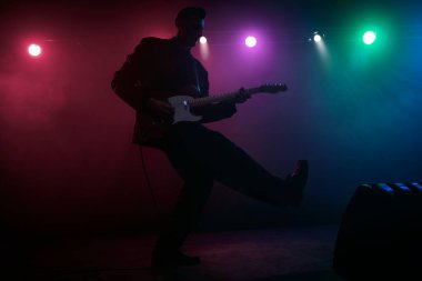 Sahnede bir caz şarkıcısı sahne alıyor. Afro.