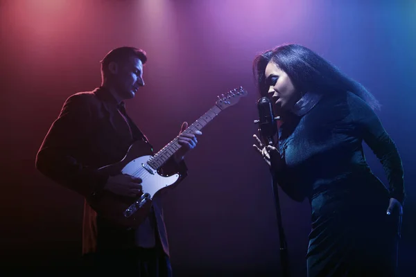 Sahnede bir caz şarkıcısı sahne alıyor. Afro.