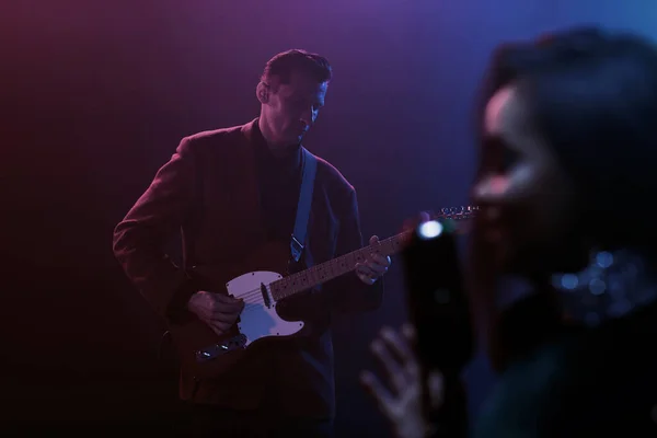 Sahnede bir caz şarkıcısı sahne alıyor. Afro.