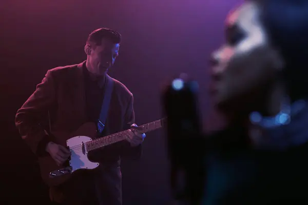 Sahnede bir caz şarkıcısı sahne alıyor. Afro.