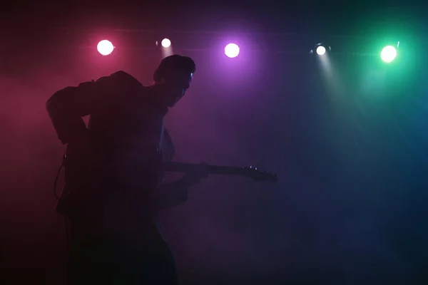 Sahnede bir caz şarkıcısı sahne alıyor. Afro.