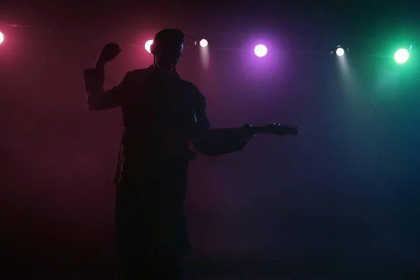 Sahnede bir caz şarkıcısı sahne alıyor. Afro.