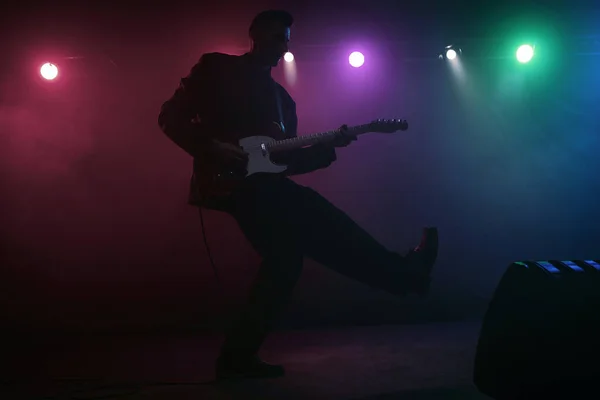 Sahnede bir caz şarkıcısı sahne alıyor. Afro.