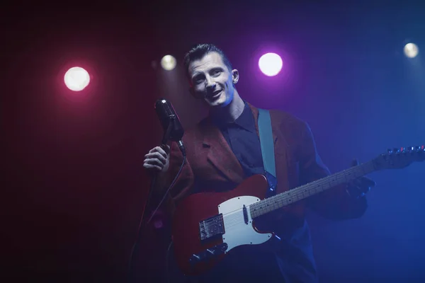 Sahnede bir caz şarkıcısı sahne alıyor. Afro.