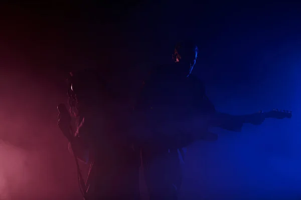 Sahnede bir caz şarkıcısı sahne alıyor. Afro.