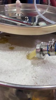 Hortum Depoyu Taze Ütülenmiş Beyaz Kokur Şarabıyla Doldur.