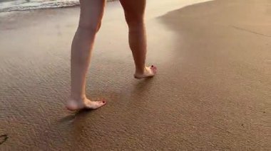 Islak Kumsalda Yürüyen Kum. 