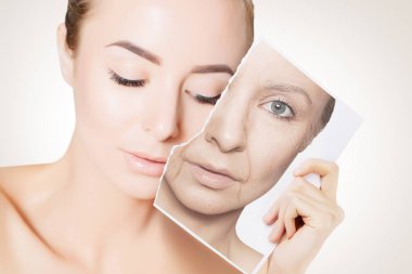 öğe, dikey, yaşlı buruşuk yüz tutan genç kadın yüz closeup portresi