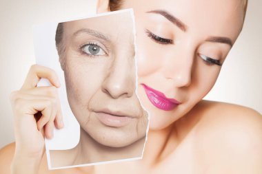 öğe, dikey, yaşlı buruşuk yüz tutan genç kadın yüz closeup portresi