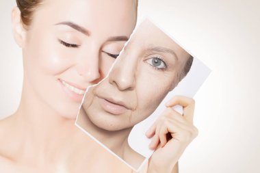 öğe, dikey, yaşlı buruşuk yüz tutan genç kadın yüz closeup portresi