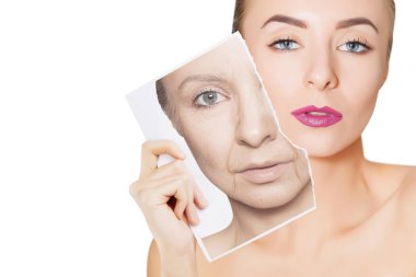 öğe, dikey, yaşlı buruşuk yüz tutan genç kadın yüz closeup portresi