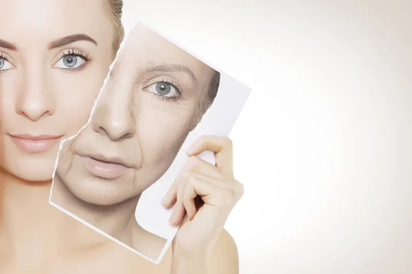 Closeup Portret Van Jonge Vrouw Gezicht Houden Portret Met Oude — Stockfoto