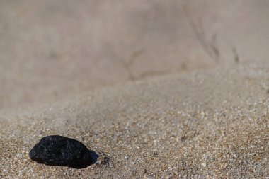 Doku kum, kum üzerine taş