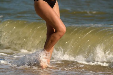 Kız okyanus kıyı yürüyüş