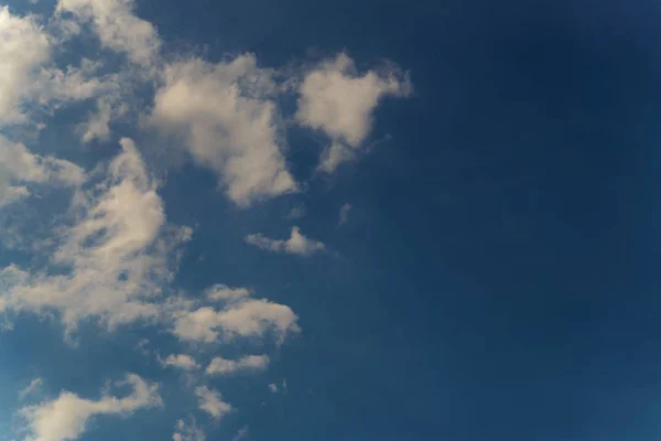 Schöner Blauer Himmel Und Weiße Wolken — Stockfoto
