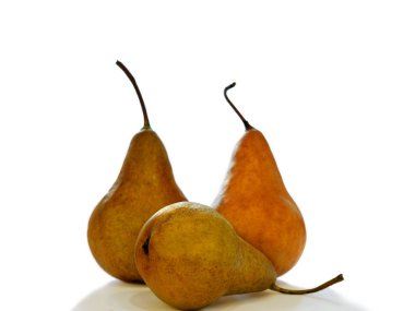 Beyaz bir arka plan üzerinde sulu olgun armut