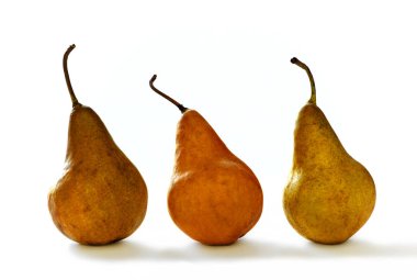 Beyaz bir arka plan üzerinde sulu olgun armut