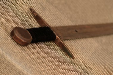 bir zincirden bir şövalye kılıcı