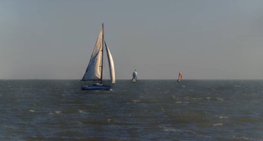 Denizde yelkenli gemi