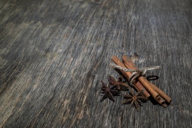 eski ahşap zemin üzerine tarçın çubuğu
