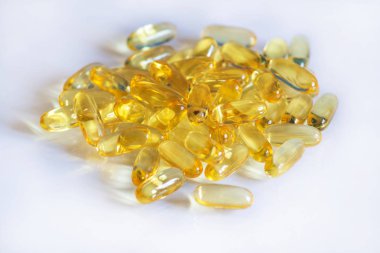 beyaz arkaplanda haplar