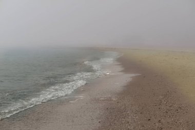güzel Akdeniz kıyıları, sis