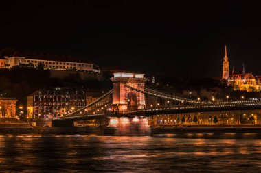 Royal Palace ve Budapeşte 'de gece Zincir Köprüsü