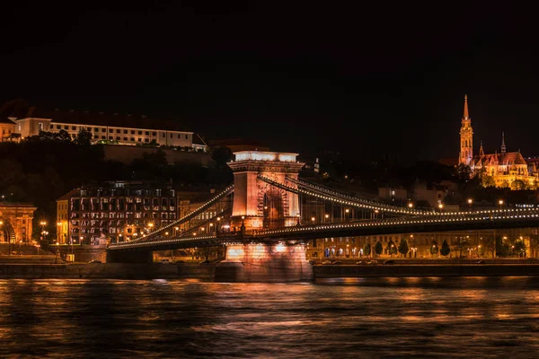 Királyi palota és a Lánchíd Budapesten éjjel — Stock Fotó