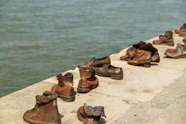 rıhtımda eski ayakkabı