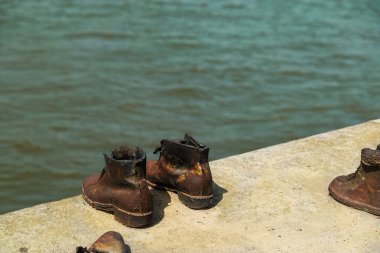 rıhtımda eski ayakkabı