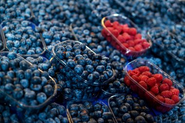 sebze pazarında yaban mersini ve ahududu