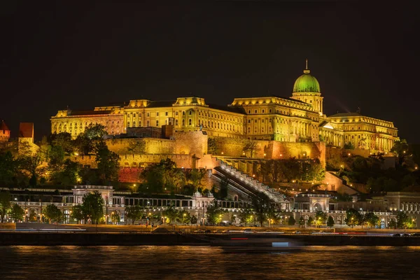 Royal Palace and the Chain Bridge in Budapest at night — Stock Photo, Image