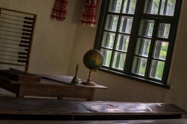 eski okul sınıfı, masa, küre, abaküs